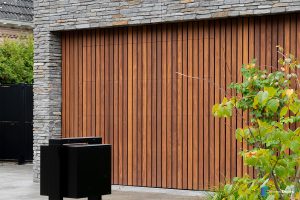 Onzichtbare houten garagedeur