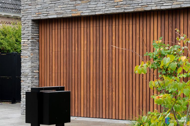 Onzichtbare houten garagedeur