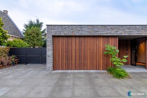 Onzichtbare houten garagedeur