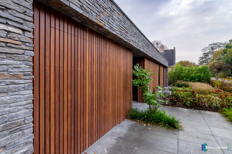 Onzichtbare houten garagedeur