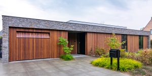 Houten sectionaaldeur gelijk met de gevel