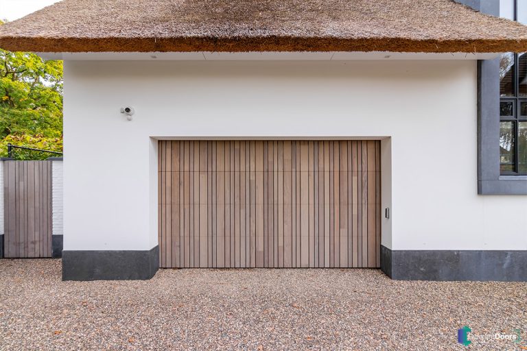 Garagedeur verticale houten latten