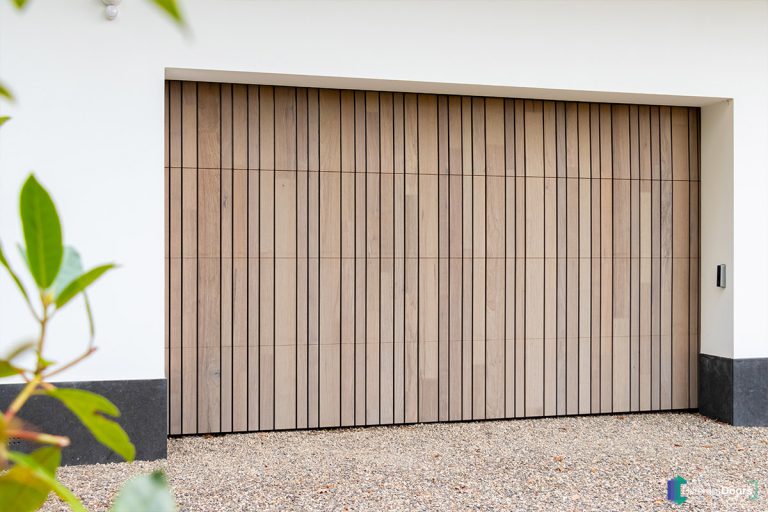 Garagedeur verticale houten latten