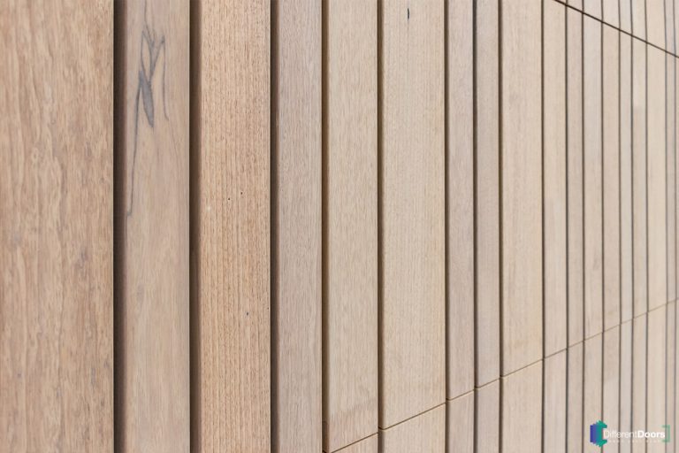 Garagedeur verticale houten latten