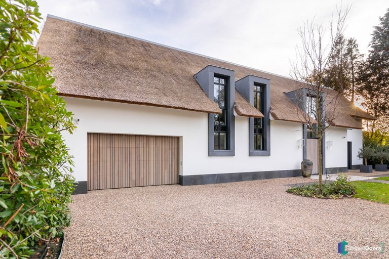 Garagedeur verticale houten latten