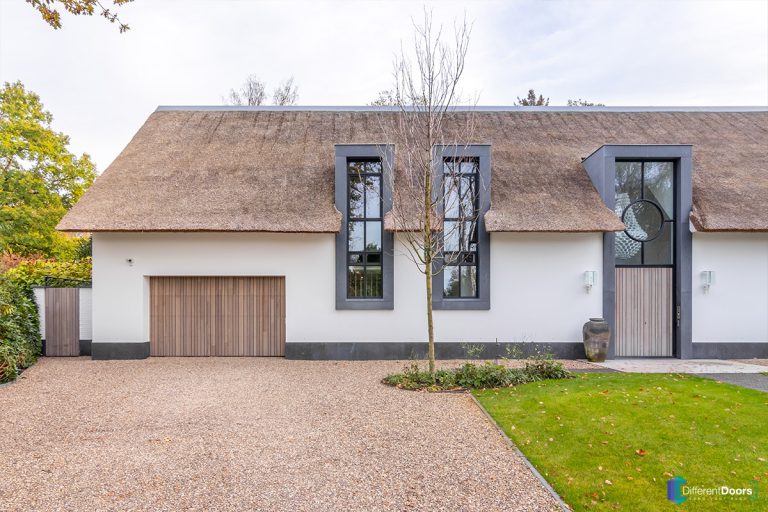 Houten garagedeur achter de dag