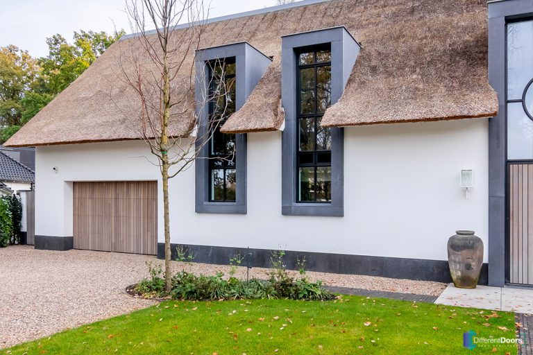 Houten garagedeur achter de dag