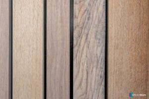 Houten garagedeur achter de dag