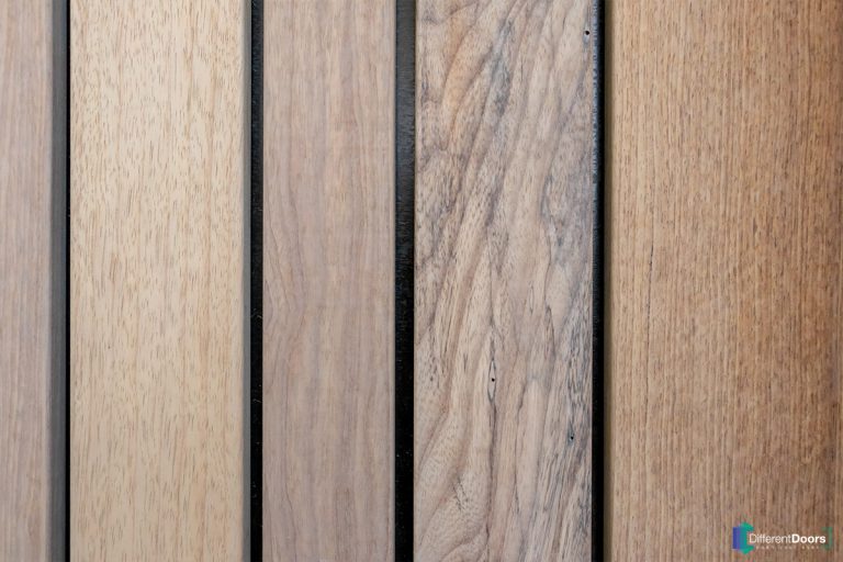 Houten garagedeur achter de dag