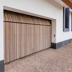 Houten garagedeur achter de dag