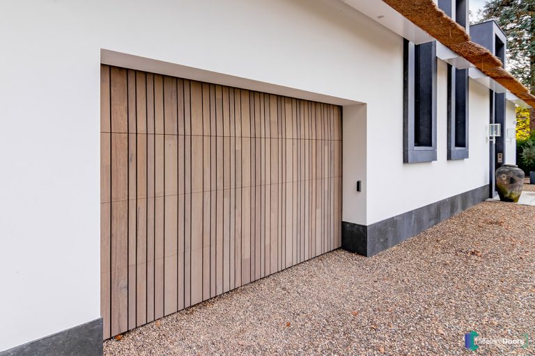 Houten garagedeur achter de dag