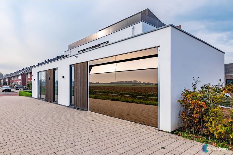 Garagedeur met glas (spiegelwand)