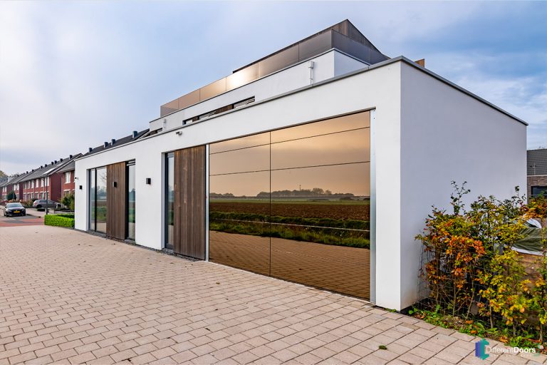 Garagedeur met glas (spiegelwand)