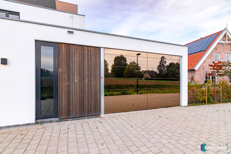 Garagedeur met spiegelbekleding