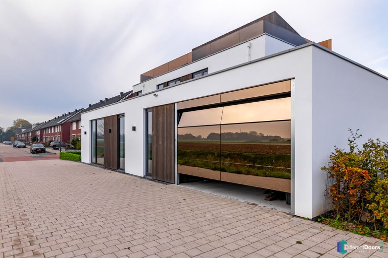 Garagedeur met spiegelbekleding
