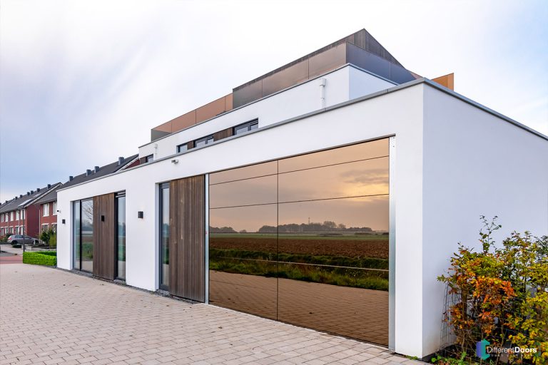 Garagedeur met spiegelbekleding