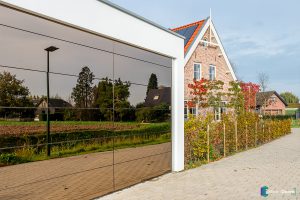 Garagedeur met spiegelbekleding