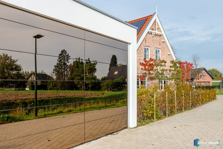 Garagedeur met spiegelbekleding