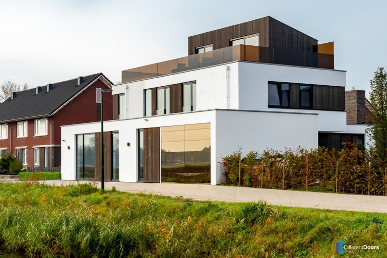 Garagedeur met spiegelbekleding