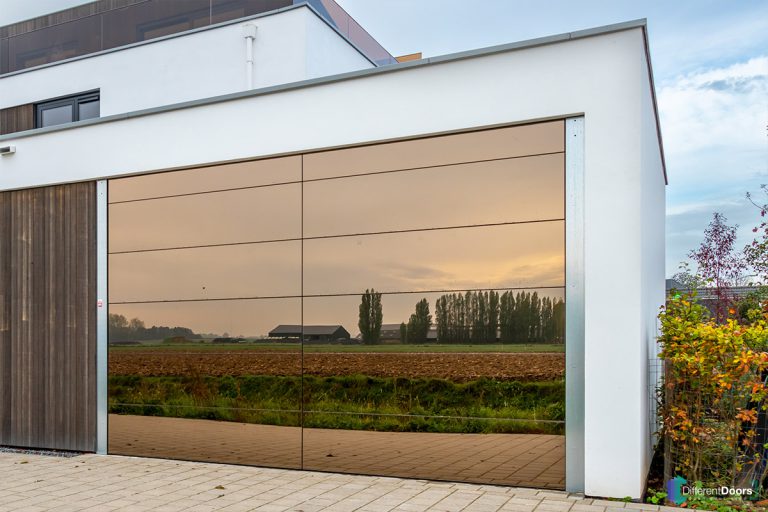 Garagedeur met spiegelbekleding