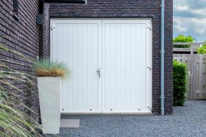 Kunststof-openslaande-garagedeur-different-doors