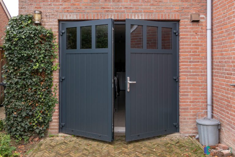 Kunststof openslaande garagedeur verticaal