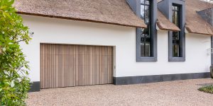 Houten sectionaaldeur achter de dag