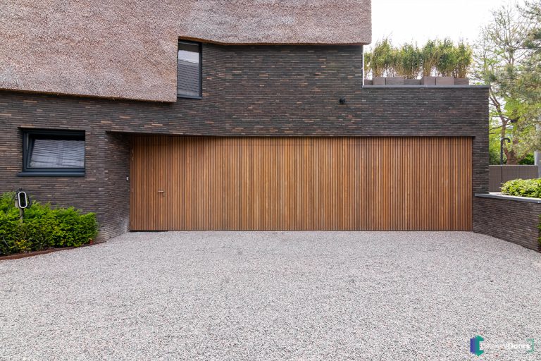 Houten sectionaaldeur gelijk met de gevel