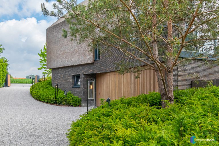 Houten sectionaaldeur gelijk met de gevel