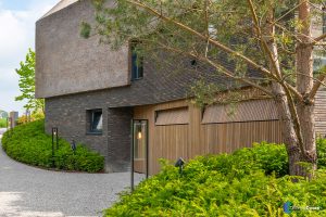 Houten sectionaaldeur gelijk met de gevel