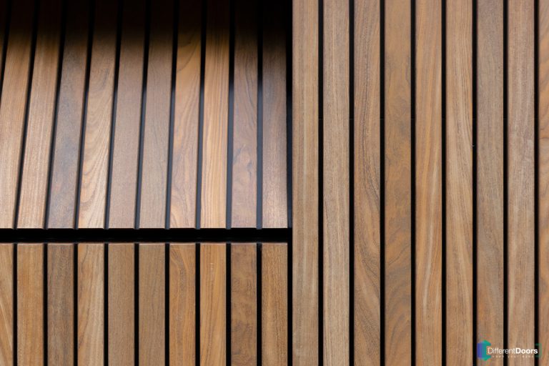 Elektrische garagedeur van hout