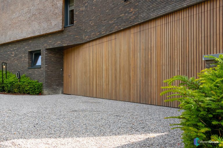 Elektrische garagedeur van hout