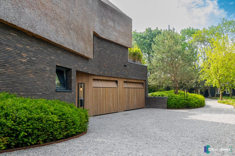 Elektrische garagedeur van hout