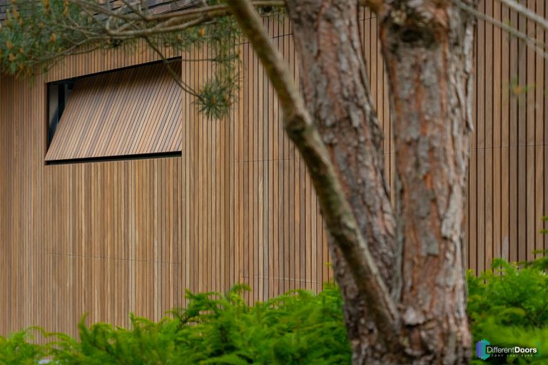 Elektrische garagedeur van hout