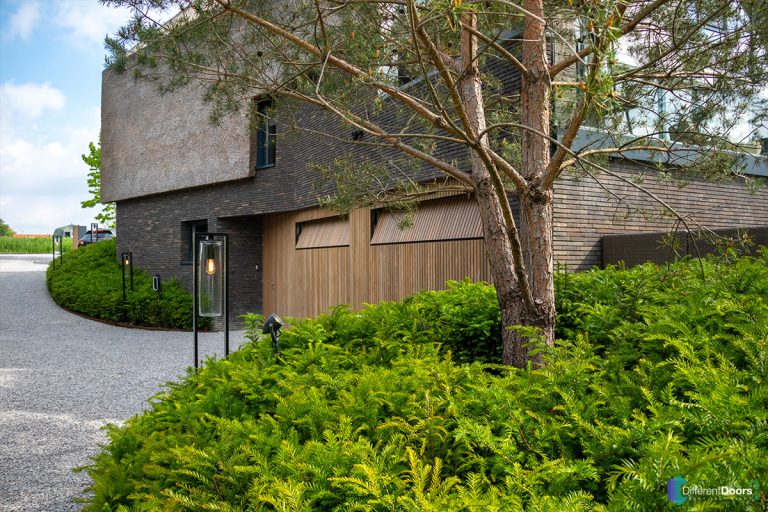 Garagedeur met houten latten