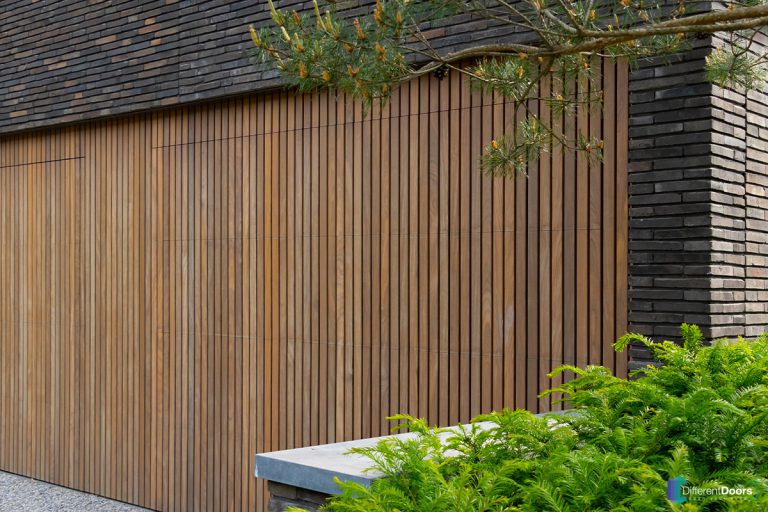 Garagedeur met houten latten