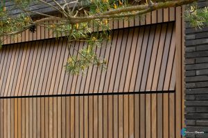 Garagedeur met houten latten