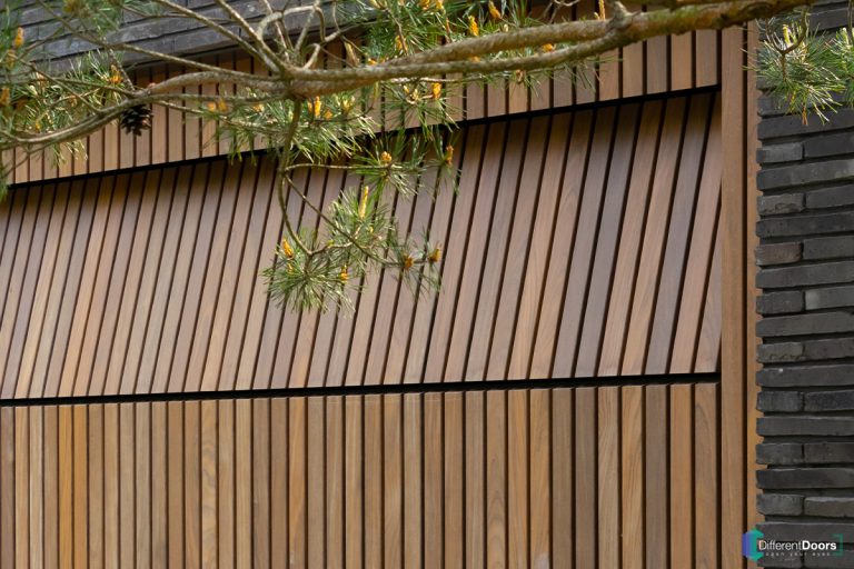 Garagedeur met houten latten