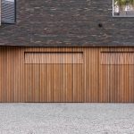 Houten garagedeur met loopdeur