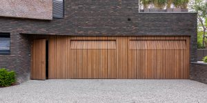 Houten garagedeur met loopdeur