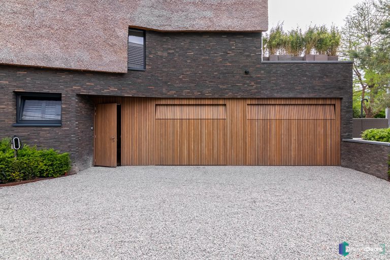 Houten garagedeuren met gevelbekleding