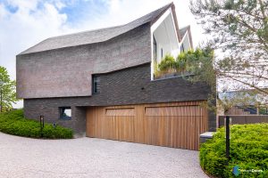 Houten-garagedeur-gelijk-met-de-gevel-(5)