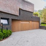 Houten-sectionaaldeur-gelijk-met-de-gevel-(3)