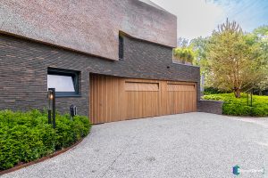 Houten-sectionaaldeur-gelijk-met-de-gevel-(3)