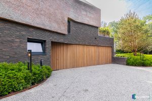 Houten-sectionaaldeur-gelijk-met-de-gevel-(4)