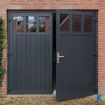 openslaande garagedeur smal verticaal met glas different doors