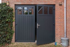 openslaande garagedeur smal verticaal met glas different doors