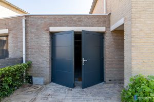 Openslaande garagedeur antracietgrijs (1)