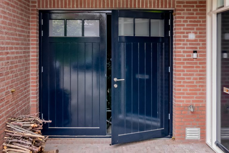 Houten<br/> openslaande garagedeuren