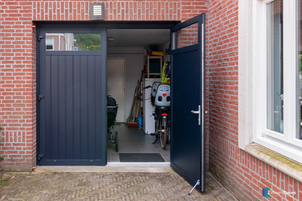 openslaande-garagedeuren-onderhoudsvrij Openslaande garagedeur met loopdeur